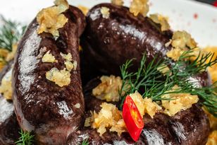 Zawijam z kaszanką w folię aluminiową i grilluję. Jest 1000x smaczniejsza niż z kapustą kiszoną