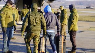 Unia przymyka oko na zawieszenie prawa azylowego. Polska korzysta i deportuje Afgańczyków