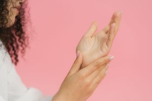 Szorstka i pękająca skóra dłoni – główne przyczyny przez cały rok