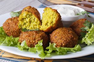 Inni kupują w budce z kebabem, ty przygotujesz sam w domu. Prosty przepis na falafel