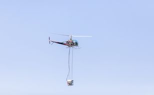 Susza w Alpach: woda do schronisk dostarczana helikopterami