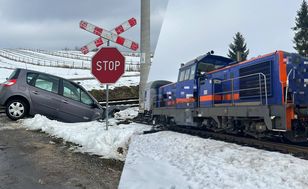 Chwile grozy na torach. Wjechał prosto pod pociąg