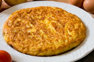 Mieszam jajka ze śmietaną i zalewam placki ziemniaczane. Po chwili mam sycące, smaczne danie