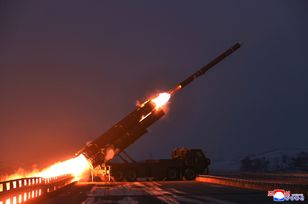 Kim Dzong Un ocenił fabrykę wyrzutni rakietowych jako kluczowy środek