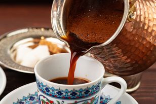 Wsyp szczyptę do porannej kawy. Energia będzie cię rozpierać i nieco ułatwisz sobie odchudzanie