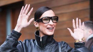 Bella Hadid pochwaliła się, jak robi wygibasy na śniegu w skąpym bikini i kowbojkach. Zainspirujecie się?