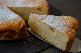 Nie syp za dużo do masy. Sernik wyjdzie kruchy i będzie się rozpadał podczas krojenia