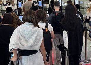 Wielogodzinne kolejki na lotnisku w Atenach przez system EES