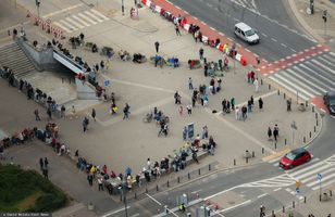 Przeszedł między najwyższymi budynkami w Polsce. Przyciągnął tłumy
