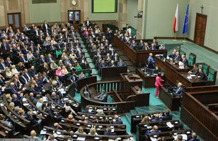 Zaskakujący sondaż. KO wygrywa, ale prawica bierze Sejm