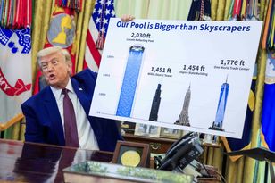 Trump nagle pokazał dziwną planszę. Porównał zbiornik i wieżowce