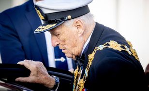 Stan króla się pogarsza. Norwegowie zbierają się przed Pałacem