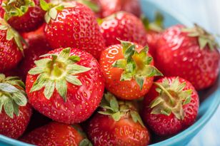 Koniec z wyrzucaniem zepsutych owoców. Babciny patent uchroni truskawki przed pleśnią