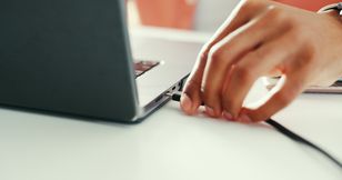 Kiedy odłączyć laptopa od zasilacza. Wielu o tym nie wie