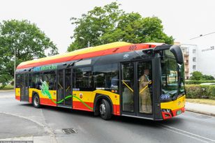 Półnagi mężczyzna z niemowlęciem na rękach w nocnym autobusie. Pasażerowie gwałtownie zareagowali