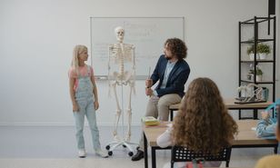 Od "Pulsu życia" do "Biologii na czasie" – jak zmienia się nauka biologii między podstawówką a liceum?