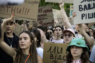 Zełenski zapowiada decyzje ws. armii w reakcji na protesty w Ukrainie