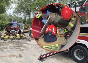 Wypadek na budowie na Mokotowie. 22-latek walczy o rękę