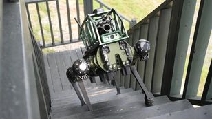 Elita bada koncepcję wojny przyszłości. Jej bazę stanowią uzbrojone robo-psy