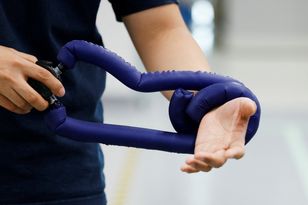 Kombinezon robotyczny zakłada się sam w 10 sekund — KAIST i Stanford