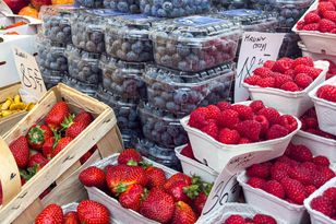 Raspberries and blueberries: summer superfoods for heart health and immunity