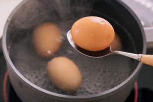 Nigdy nie gotuj tak jajek. Tracą smak, a przede wszystkim wartości