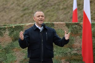 Nawrocki o dostępie do broni: Musimy podjąć publiczną dyskusję