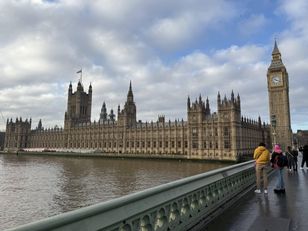 Downing Street ostrzega posłów: Nie zostawiajcie drinków bez nadzoru