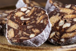 Kiedy sklepowe półki świeciły pustkami, mama robiła ten deser. Bije na głowę modne ciasta