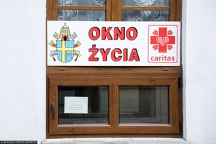 Ma zaledwie kilka dni. Zakonnice znalazły go w oknie życia