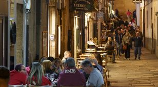 Pielgrzymi w Santiago de Compostela: nago w fontannie, alkohol i hałas