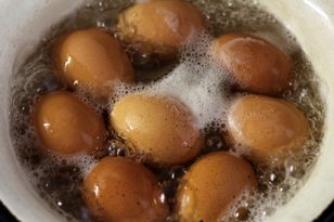 Większość pomija ten krok. To dlatego jajka pękają w czasie gotowania i źle się obierają.