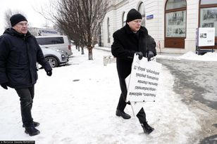 Incydent podczas miesięcznicy. Suski: zabrałem łobuzowi tablicę