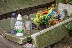 Uszkodzili groby, straty liczone w tysiącach. Ich motywy zaskakują