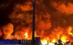 Rosja zbombardowała Sumy: blok i galeria handlowa w ogniu