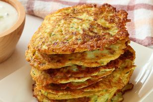 Do placków z cukinii dodałam nietypowy składnik. Są pełne białka, a do tego mają smak premium