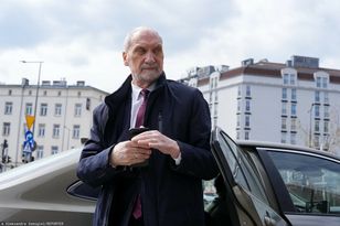 Nie ma prawa jazdy, ale się rozlicza. Media: Zaradny jak Macierewicz