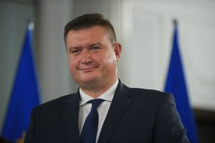 Służby wyniosły go z samolotu. Poseł PiS znów się tłumaczy