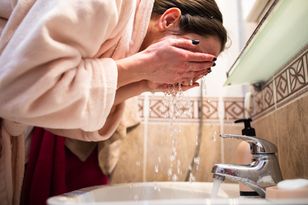 Mikrobiolog: poranne mycie twarzy może niszczyć barierę ochronną skóry