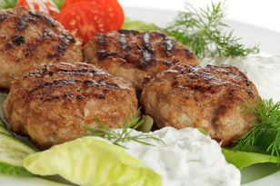 Gniecione kotlety mielone wychodzą pulchne i soczyste. Babcina metoda sprawdza się za każdym razem