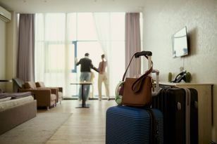 Hotel bez wody z kranu — gościom rozdawał sześciopaki puszek zamiast naprawić awarię