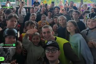 Tak świętowali z Łatwogangiem na stacji. Zdjęcie przejdzie do historii