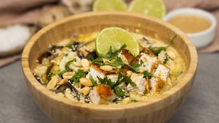 Zupa tajska z chrupiącym dodatkiem. Ten duet to prawdziwy strzał w dziesiątkę