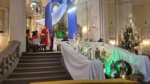 Ksiądz nagle zasłonił się na mszy. Wierni wybuchli śmiechem