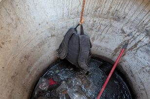 Odnaleźli plecak w studzience. Wyszło na jaw, co się w nim znajdowało