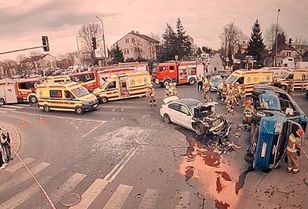 Wypadek autobusu w Markach. 8 osób rannych