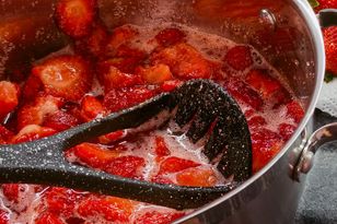 Dżem truskawkowy bez żelfixu: babciny sposób na gęsty, aromatyczny przetwór