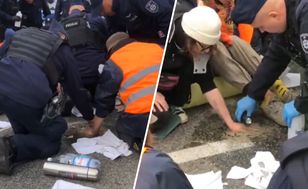 Ostatnie Pokolenie protestuje w Warszawie. Przykleili się do drogi