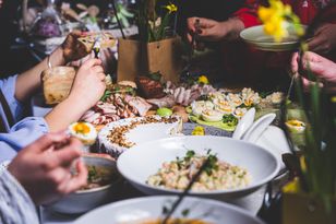 Jeść i spać. Polacy ujawnili plany na Wielkanoc. Tyle chcą wydać