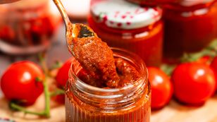 Ketchup z cukinii: gęsty domowy sos do kanapek, mięs i frytek